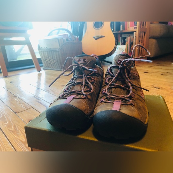 Like new Women's Targhee II Waterproof Keen hikers size nine. - Picture 2 of 7